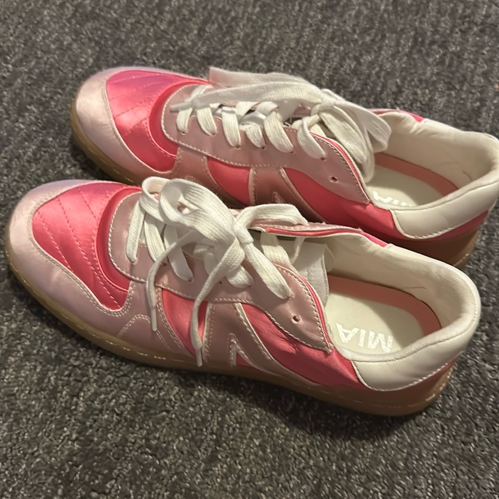 Mia sneakers